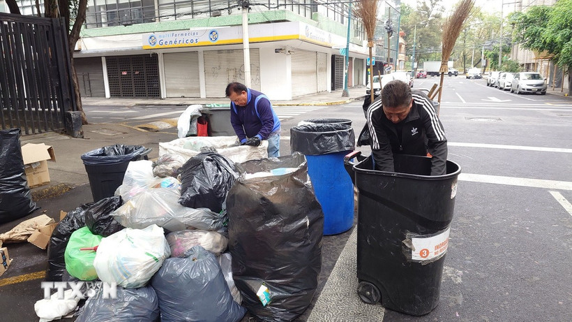 Công nhân vệ sinh môi trường phân loại rác thải nhựa tại thủ đô Mexico City, Mexico. (Ảnh: Phi Hùng/TTXVN)