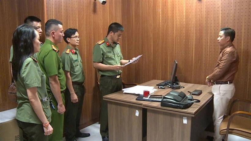 Cơ quan An ninh điều tra thông báo quyết định khởi tố bị can đối với Sỹ Anh Tuyên, Chủ tịch HĐQT Công ty cổ phần nước GMT (Ảnh: Bộ Công an)