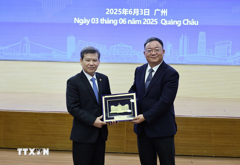 Ông Lê Minh Trí, Chánh án Tòa án Nhân dân Tối cao Việt Nam trao quà lưu niệm tặng Tòa án Nhân dân cấp cao tỉnh Quảng Đông, Trung Quốc. (Ảnh: Công Tuyên/TTXVN)