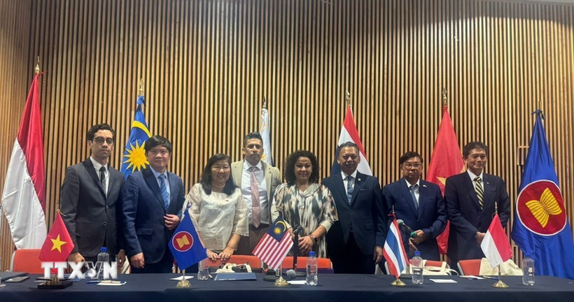 Đại diện Ủy ban Hiệp hội các quốc gia Đông Nam Á tại Mexico (ACMC) và lãnh đạo Đại học Tự trị Quốc gia Mexico (UNAM) chụp ảnh chung. (Ảnh: TTXVN phát)