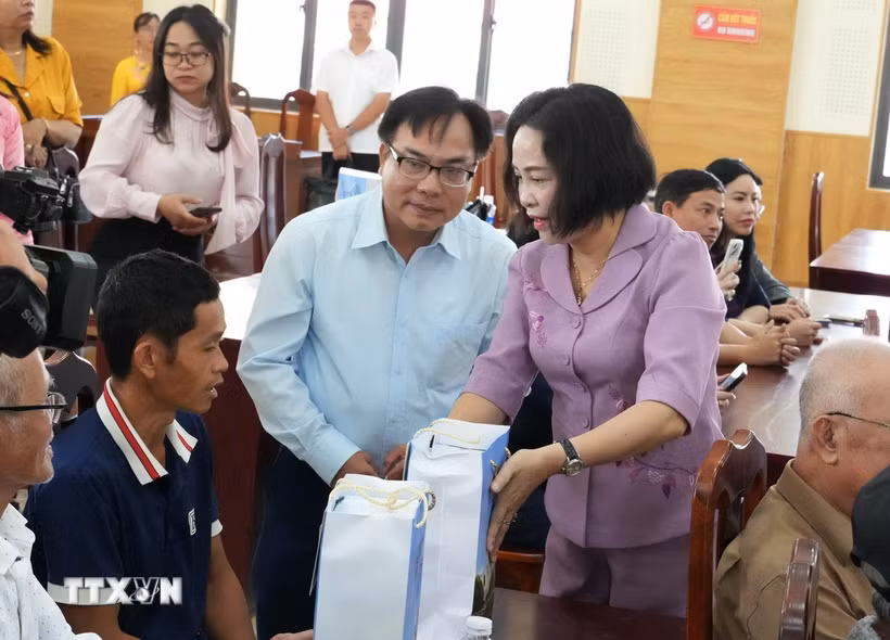 Phó Chủ tịch Quốc hội Nguyễn Thị Thanh tặng quà đại diện gia đình chính sách, người có công với cách mạng. (Ảnh: Tuấn Anh/TTXVN)