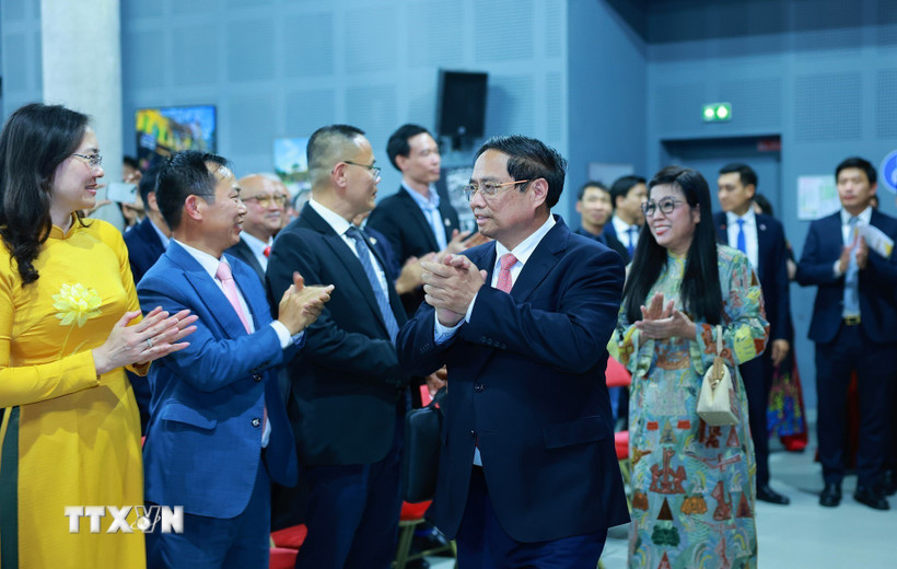 Thủ tướng Phạm Minh Chính và Phu nhân đến buổi gặp cộng đồng người Việt Nam tại pháp. (Ảnh: Dương Giang/TTXVN)