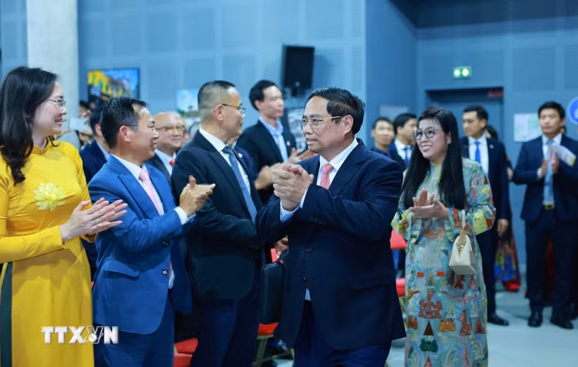 Thủ tướng Phạm Minh Chính và Phu nhân đến buổi gặp cộng đồng người Việt Nam tại pháp. (Ảnh: Dương Giang/TTXVN)