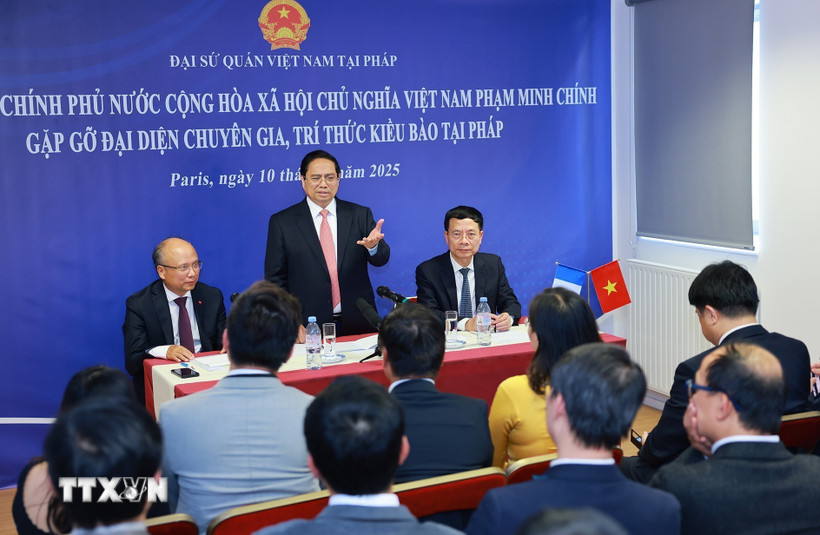 Thủ tướng Phạm Minh Chính gặp gỡ đại diện chuyên gia, trí thức kiều bào tại Pháp. (Ảnh: Dương Giang/TTXVN)