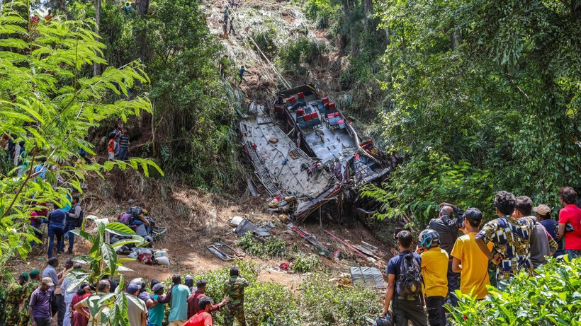 Hiện trường vụ tai nạn xe buýt lao xuống vực tại Kotmale, Sri Lanka, ngày 11/5. (Ảnh AFP)