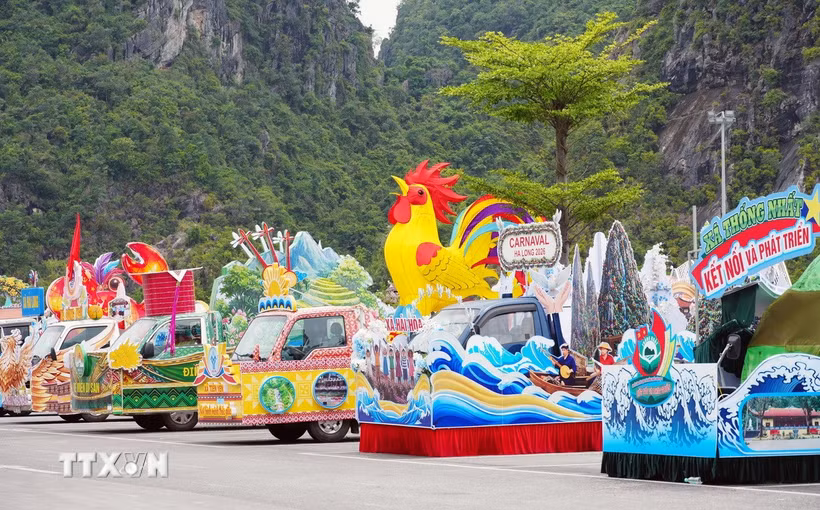 54 xe mô hình tại lễ hội Carnaval Hạ Long 2026. (Ảnh: Văn Đức/TTXVN)