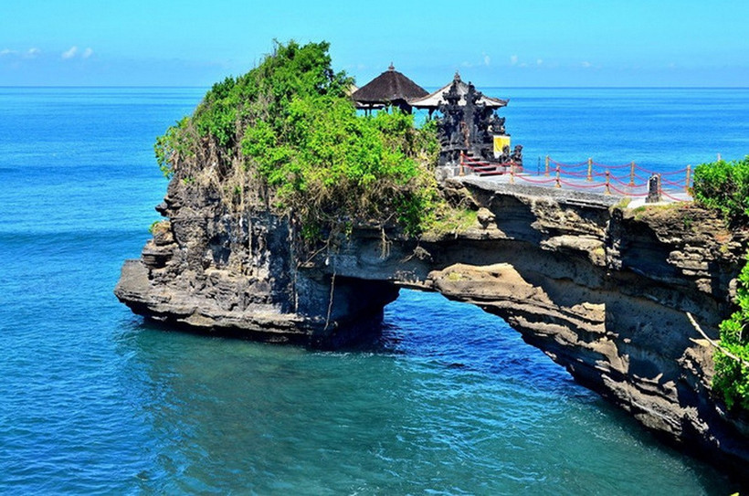Đền Tanah Lot là một trong những điểm đến nổi tiếng nhất của đảo Bali. (Ảnh: Jakarta Post)