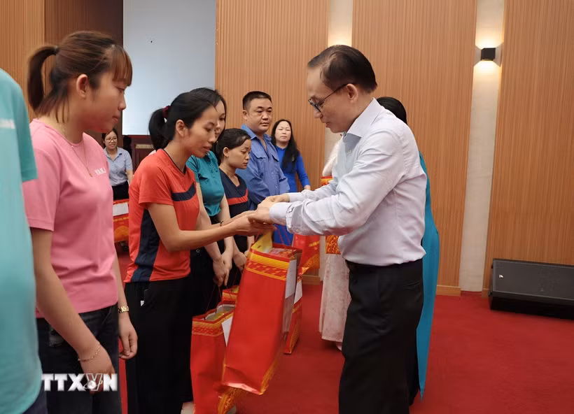 Bộ trưởng Bộ Ngoại giao Lê Hoài Trung trao quà cho Bet88.Com Link Nhà Cái Bet88 BMXCT Uy Tín chính sách, hộ nghèo và các công nhân có hoàn cảnh khó khăn tại Phú Thọ. (Ảnh: Tạ Toàn/TTXVN)