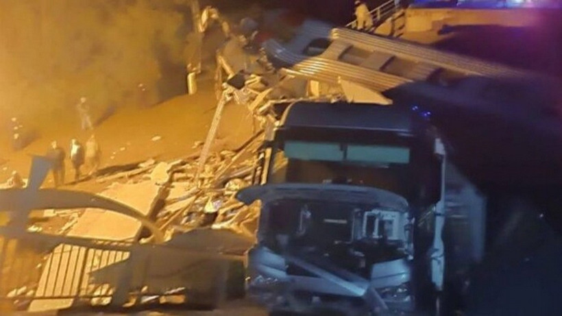 Hiện trường đoàn tàu chở khách bị trật bánh ở vùng Bryansk, miền tây nước Nga sau khi cầu sập. (Ảnh: Telegram)