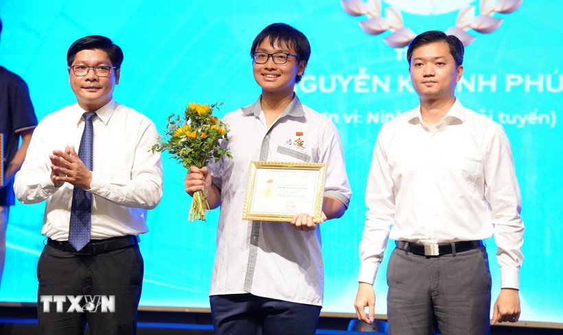Trao giải cho thí sinh giành giải Nhất các bảng thi. (Ảnh: Văn Dũng/TTXVN)