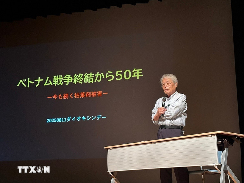 Nhà báo Nakamura Goro thuyết trình về vấn đề hậu quả chất độc da cam/dioxin tại Việt Nam. (Ảnh: Nguyễn Tuyến/TTXVN)