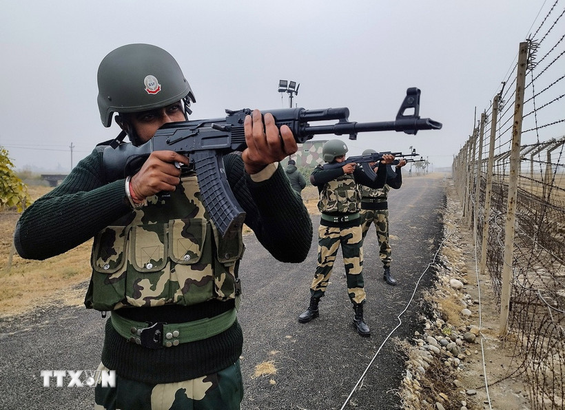 Lực lượng an ninh Ấn Độ tuần tra dọc đường Ranh giới Kiểm soát (LoC) phân chia khu vực Kashmir giữa Ấn Độ và Pakistan. (Ảnh: ANI/TTXVN)