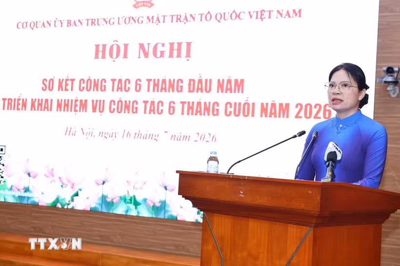 Đồng chí Hà Thị Nga, Ủy viên BCH Trung ương Đảng, Phó Chủ tịch - Tổng Thư ký Ủy ban Trung ương Mặt trận Tổ quốc Việt Nam phát biểu chỉ đạo. (Ảnh: Minh Đức/TTXVN)