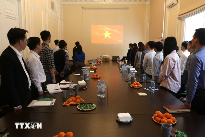 Lễ chào cờ tại míttinh kỷ niệm 50 năm giải phóng miền nam, thống nhất đất nước (30/4/1975-30/4/2025) tại Moskva, LB Nga. (Ảnh: Quang Vinh/TTXVN)