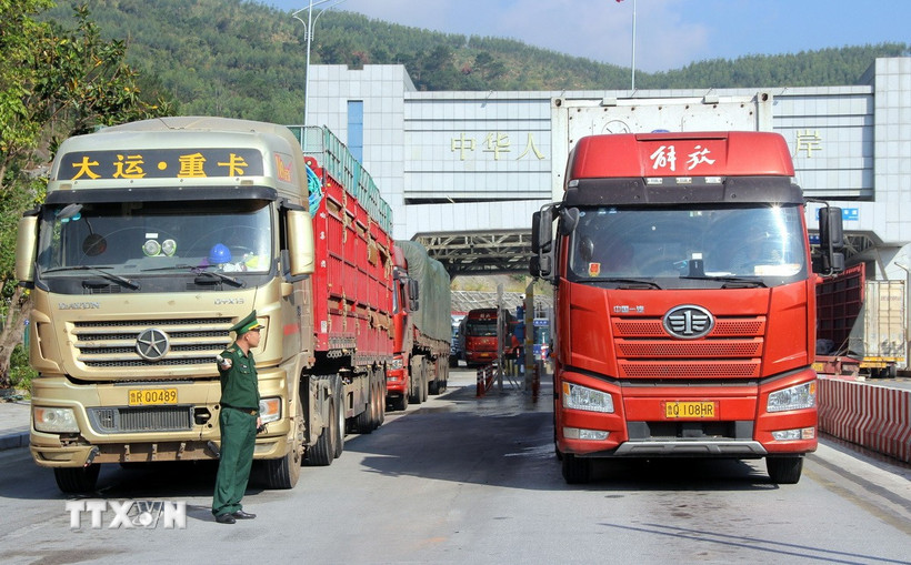 Hoạt động xuất nhập khẩu qua cửa khẩu Chi Ma (Lạng Sơn) th&ocirc;ng tho&aacute;ng. (Ảnh: Văn Đạt/TTXVN)