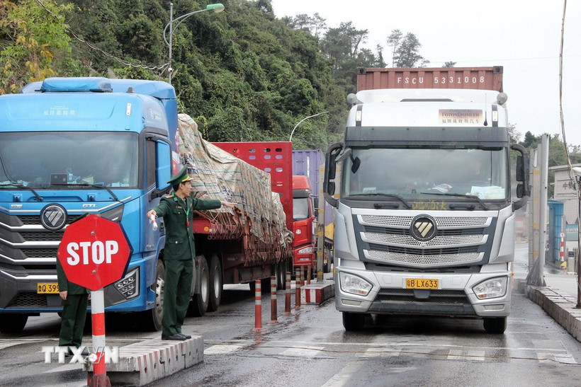 Lực lượng chức năng tại cửa khẩu quốc tế Hữu Nghị (Lạng Sơn) điều tiết phương tiện tránh ùn tắc. (Ảnh: Văn Đạt/TTXVN)