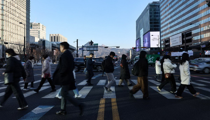 Các nhân viên văn phòng đang di chuyển đến nơi làm việc tại ngã tư Gwanghwamun ở quận Jongno, Seoul. (Nguồn: MK)