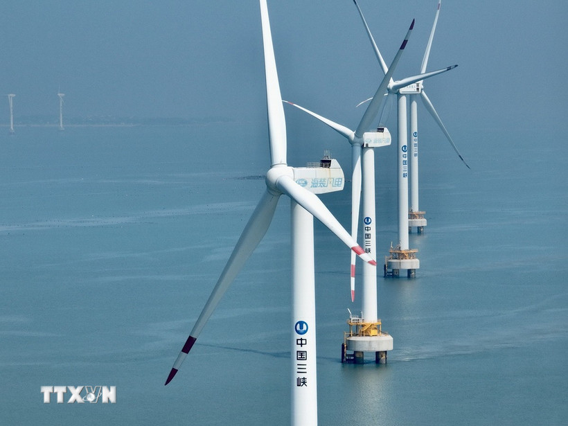 Các tuabin gió ở ngoài khơi tỉnh Phúc Kiến, Trung Quốc. (Ảnh: THX/TTXVN)