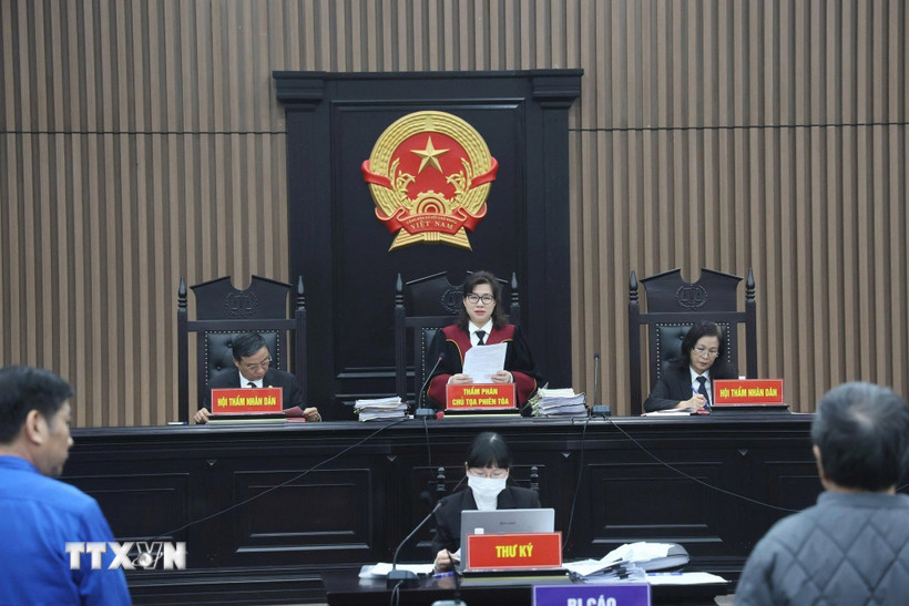 Chủ tọa phiên tòa công bố quyết định đưa vụ án ra xét xử. (Ảnh: Kim Anh/TTXVN)