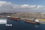 Tàu thuyền neo tại cảng trên đảo Qeshm của Iran trên eo biển Hormuz. (Ảnh: IRNA/TTXVN)