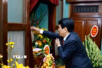 Chủ tịch nước Lương Cường dâng hương tưởng niệm Chủ tịch Hồ Chí Minh tại Nhà 67, Khu di tích Chủ tịch Hồ Chí Minh trong Phủ Chủ tịch. (Ảnh: Lâm Khánh/TTXVN)