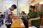 Lực lượng Công an phường Biên Hòa, tỉnh Đồng Nai, hướng dẫn người dân thực hiện định danh mức 2. (Ảnh: Lê Xuân/TTXVN)