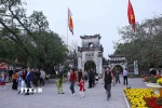 Đông đảo người dân, du khách đến với đền Trần trong dịp đầu Xuân năm mới. (Ảnh: Công Luật/TTXVN)