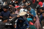 Người dân nhận thực phẩm cứu trợ tại Gaza. (Ảnh: THX/TTXVN)