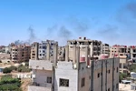 Khói bốc lên sau các cuộc không kích của Israel xuống thành phố Sweida, miền Nam Syria ngày 15/7/2025. (Ảnh: THX/TTXVN)