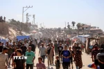 Người dân Palestine trở về nhà tại Dải Gaza, ngày 10/10/2025. (Ảnh: THX/TTXVN)