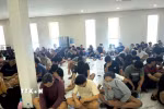Lực lượng chức năng tỉnh Banteay Meanchey, Campuchia, đột kích tòa nhà được dùng cho hoạt động lừa đảo trực tuyến tại thành phố Poipet, bắt giữ hơn 270 đối tượng, thu giữ nhiều vật chứng. (Ảnh: AKP/TTXVN phát)