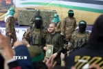 Lữ đoàn Al-Qassam, một cánh quân của Phong trào Hamas, trao trả con tin Israel cho Uỷ ban Chữ thập đỏ quốc tế tại trại tị nạn Nuseirat ở miền Trung Dải Gaza, ngày 22/2/2025. (Ảnh: THX/TTXVN)