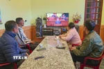 Người dân thôn Việt Yên, xã Thanh Yên theo dõi truyền hình trực tiếp Đại hội XIV của Đảng. (Ảnh: TTXVN phát)