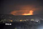 Khói bốc lên sau các cuộc không kích của Israel xuống Syria. (Ảnh minh họa. THX/TTXVN)