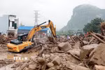 Hàng ngàn mét khối đất đá đổ tràn xuống Quốc lộ 32 đang được lực lượng chức năng nỗ lực xử lý. (Ảnh: Quý Trung/TTXVN)