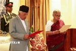 Tân Thủ tướng lâm thời Nepal Sushila Karki (phải) tuyên thệ nhậm chức sau khi được Tổng thống Ram Chandra Paudel (trái, phía trước) bổ nhiệm, tại Kathmandu, ngày 12/9/2025. (Ảnh: THX/TTXVN)