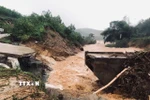 Nước lũ gây gãy Cầu Nước Bao xã Sơn Hà (Quảng Ngãi). (Ảnh: TTXVN phát)