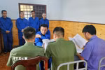 Các đối tượng tại cơ quan Công an. (Ảnh: TTXVN phát)
