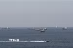 Tàu thuyền di chuyển trên eo biển Hormuz, ngoài khơi tỉnh Musandam, Oman, ngày 18/4/2026. (Ảnh: Reuters/TTXVN)