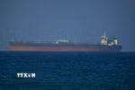 Tàu hàng di chuyển qua eo biển Hormuz ngày 8/4/2026. (Ảnh: AA/TTXVN)