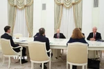 Tổng thống Nga Vladimir Putin trong cuộc gặp với đặc phái viên của Tổng thống Mỹ, ông Steve Witkoff và ông Jared Kushner tại Moskva ngày 2/12/2025. (Ảnh: AA/TTXVN)