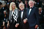 Đạo diễn người Mỹ Francis Ford Coppola (giữa) cùng đạo diễn Đức Werner Herzo (phải), nghệ sỹ mỹ thuật Lena Herzog (trái) chụp ảnh trên thảm đỏ. (Ảnh: AFP)