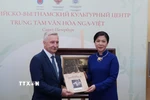 Phu nhân Ngô Phương Ly tặng bộ sách “Hồ Chí Minh với tình hữu nghị Việt - Nga” cho Trung tâm. (Ảnh: Tâm Hằng/TTXVN)