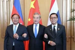 Bộ trưởng Ngoại giao Campuchia Prak Sokhonn (bên trái), Bộ trưởng Ngoại giao Thái Lan Sihasak Phuangketkeow (bên phải) và Bộ trưởng Ngoại giao Vương Nghị (giữa). (Ảnh: AKP)
