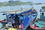 Tàu cá BV 08915 TS khi bị kiểm tra hành chính. (Ảnh: TTXVN phát)