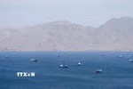 Tàu thuyền di chuyển trên eo biển Hormuz. (Ảnh: Reuters/TTXVN)