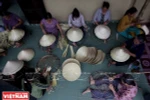 Để làm ra chiếc nón cần trải qua rất nhiều công đoạn tỉ mỉ. (Ảnh: Báo Ảnh Việt Nam)