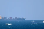 Tàu chở hàng hướng vào eo biển Hormuz. (Ảnh: AFP/TTXVN)
