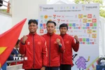 Nụ cười chiến thắng của 3 vận động viên Võ Huỳnh Anh Khoa (giữa), Hán Quang Thoại (phải) và Hồ Văn Đao (trái). (Ảnh: Đỗ Sinh/TTXVN)