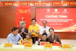 Phó Chủ tịch Ủy ban Trung ương Mặt trận Tổ quốc Việt Nam Hà Thị Nga (ngoài cùng tay phải) và các nhà tài trợ trao nhà tình nghĩa cho các Mẹ Việt Nam Anh hùng. (Ảnh: Trịnh Duy Hưng/TTXVN)